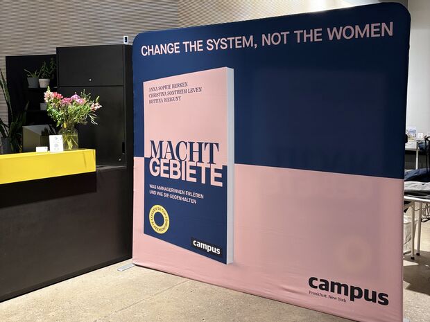 Banner des Buches „Machtgebiete“ beim PANDA Kamingespräch im Office Club Berlin Prenzlauer Berg