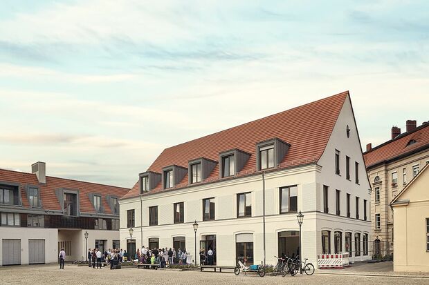 Außenansicht des Office Club Standorts im Haus am Platz am Neuen Markt in Potsdam