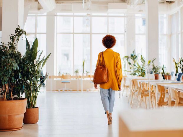 Frau läuft allein aus dem Büro